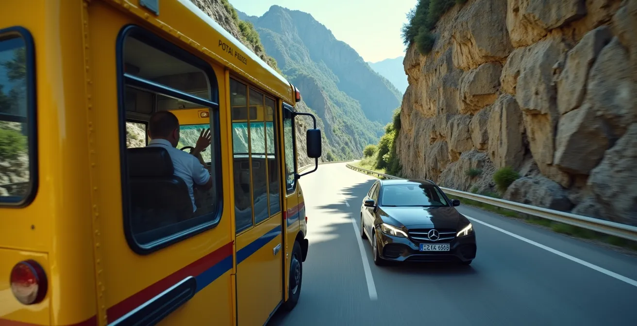 Enge Bergstraße mit Postbus und PKW an einer Ausweichbucht, alpine Kulisse im Hintergrund